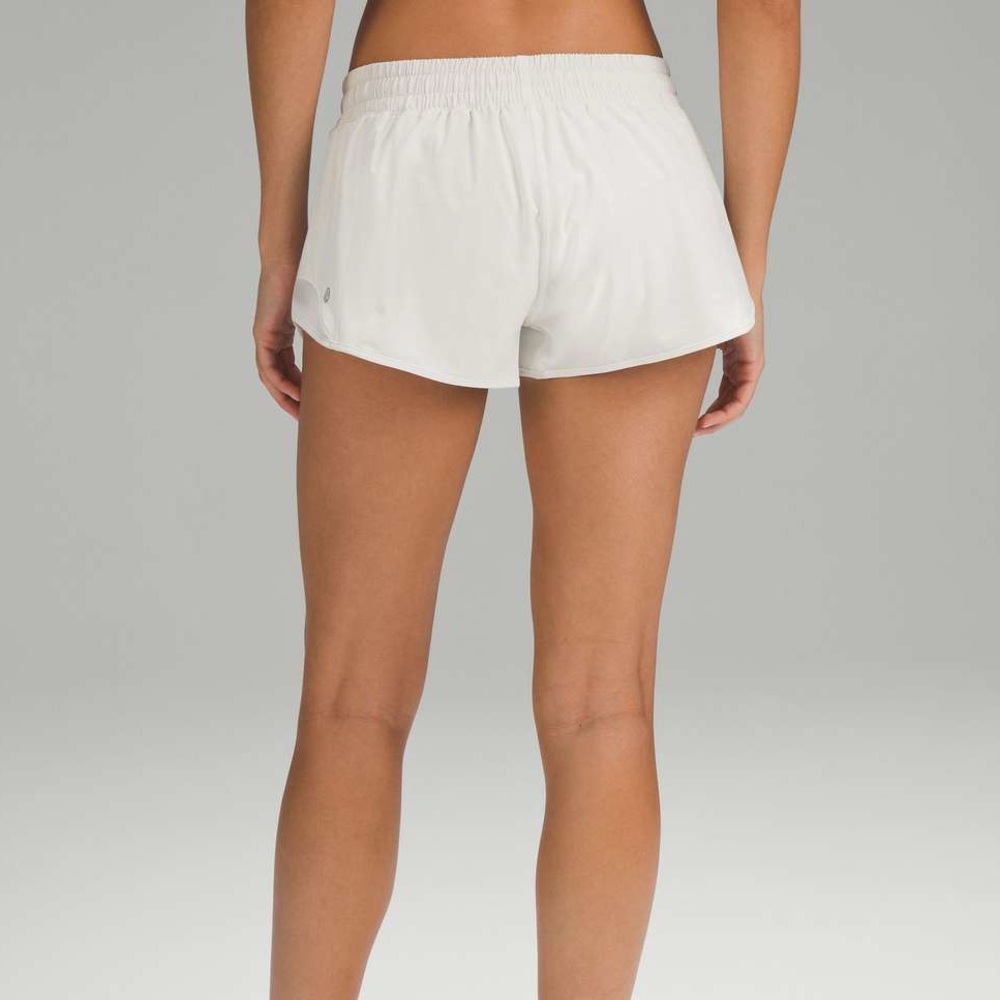 NWT* Lululemon Bone Hotty Hot Low-Rise Lined Short 2.5" - Picture 3 of 12